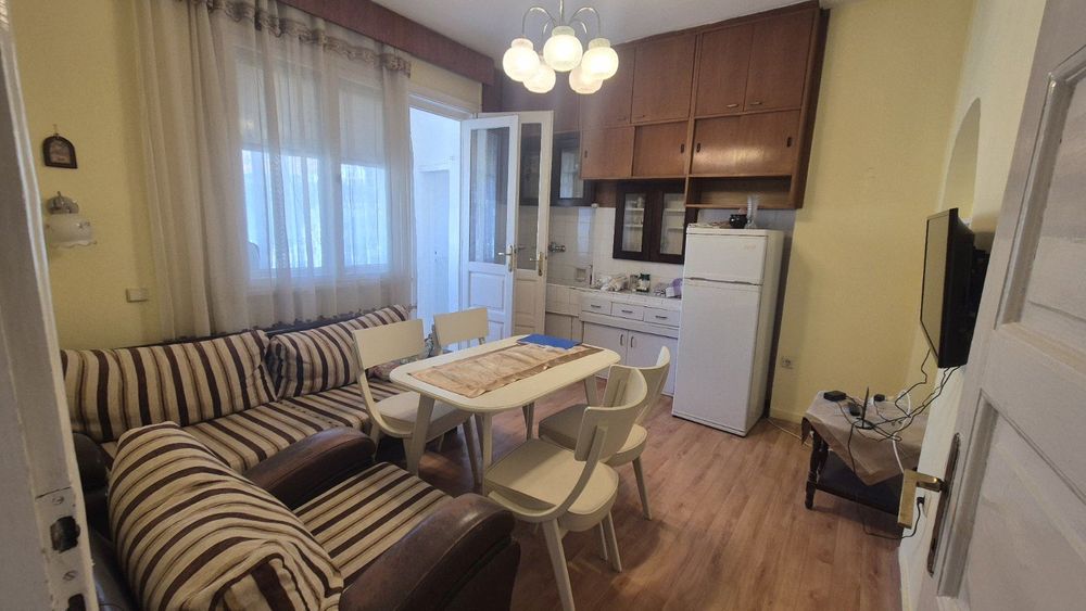 ЕТАЖ + ГАРАЖ + 1/4 ИД.Ч от двор 304 кв.м в Център Асеновград