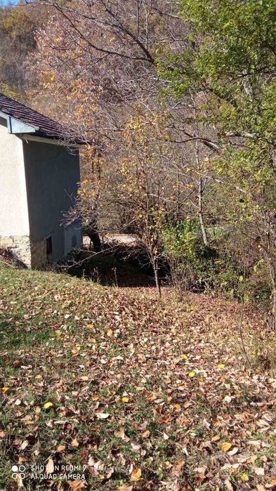 Къща с двор  спокойно място в полите на Стара планина