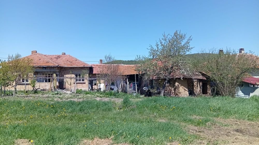 Продавам  тухлена къща в с. Камбурово, област Търговище.