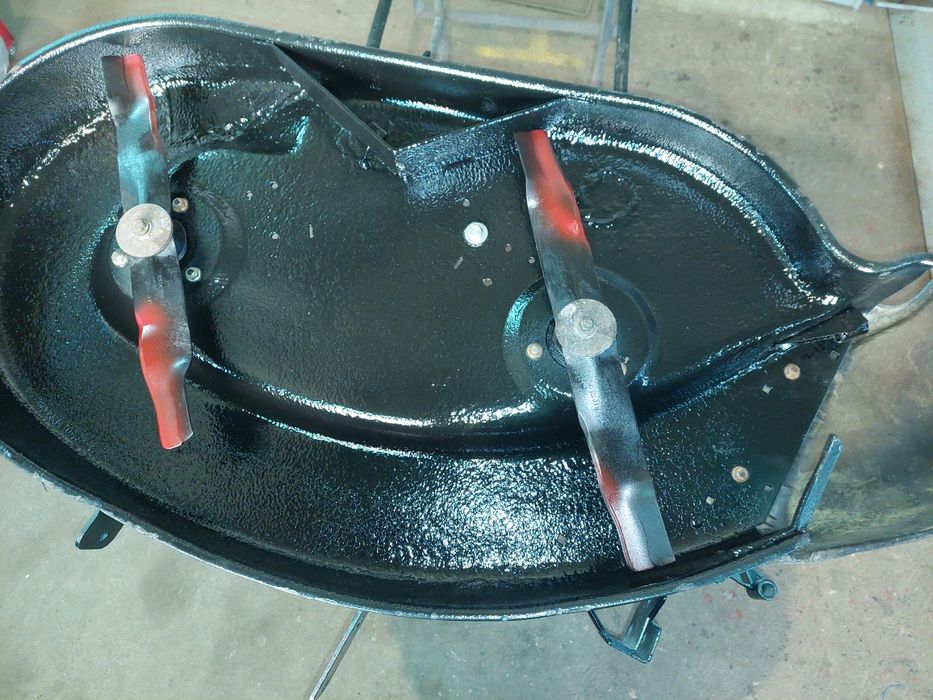 Tractoras tuns iarba