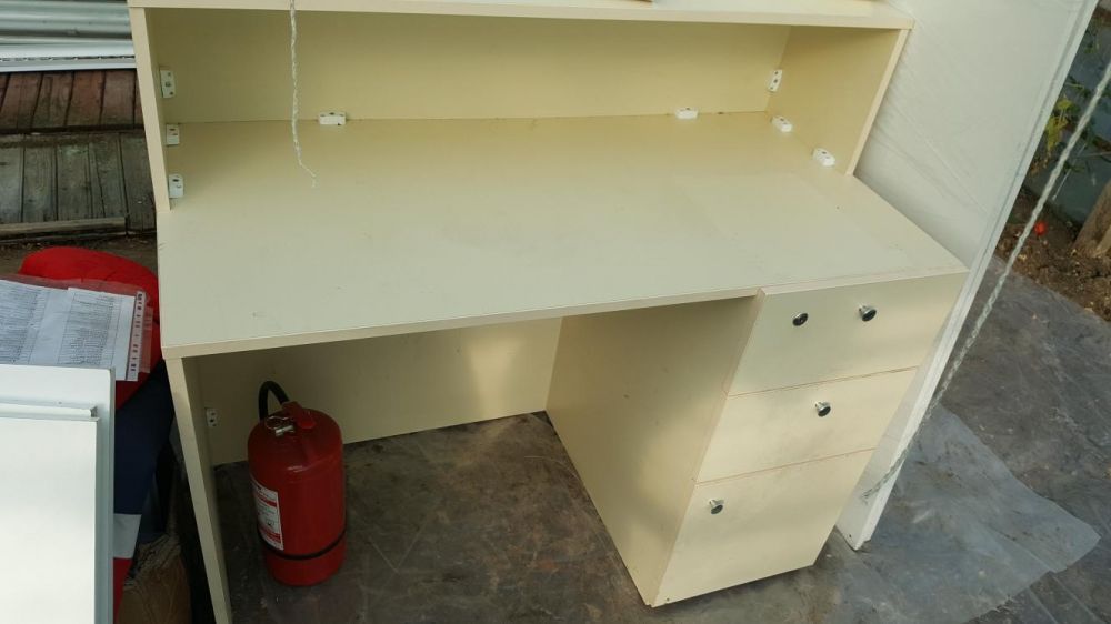 Birou pal crem cu sertar, usita si cheie