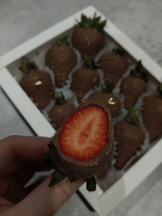 Клубника в шоколаде, финики в шоколаде