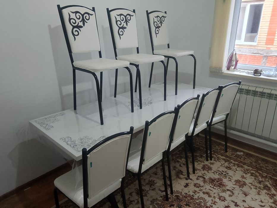 Кухонный стол со стульями