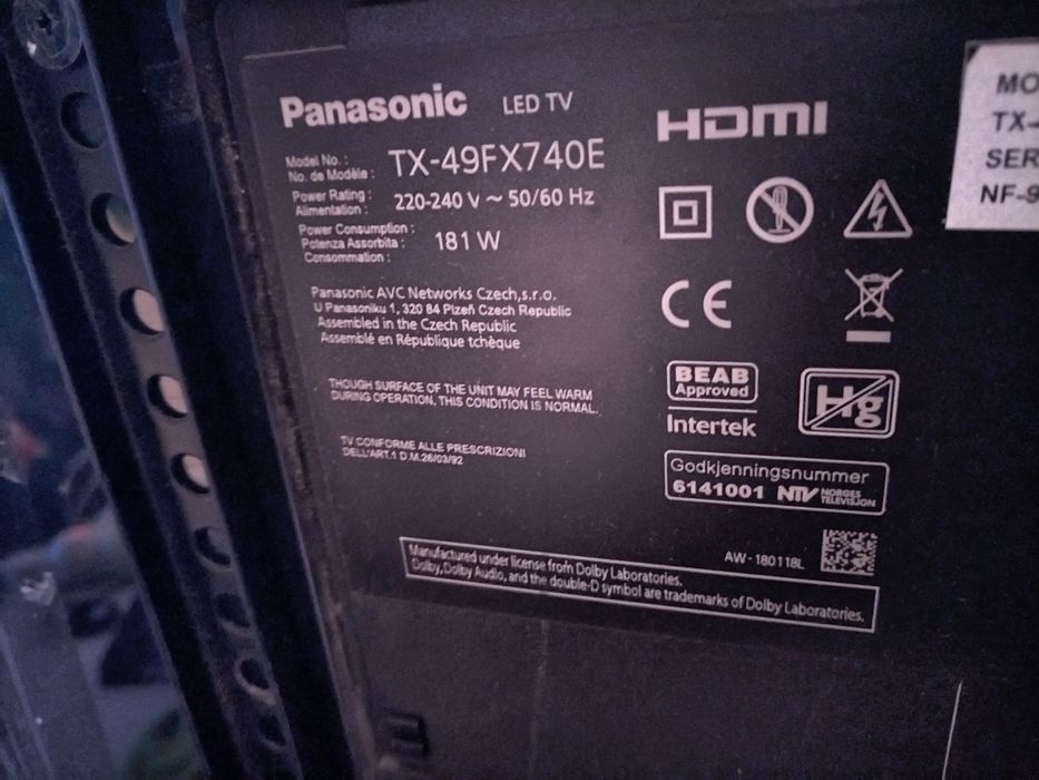 Vând un TV de 49 este displeiu spart funcțional cum se vede în poza