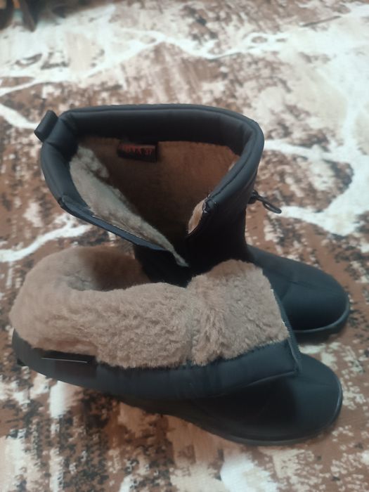 Продам женские сапожки.