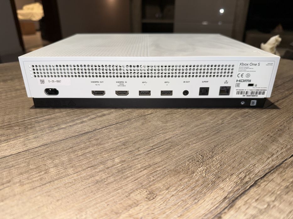 Vând Xbox One S 1TB în stare foarte bună, funcționează perfect, fără probleme.