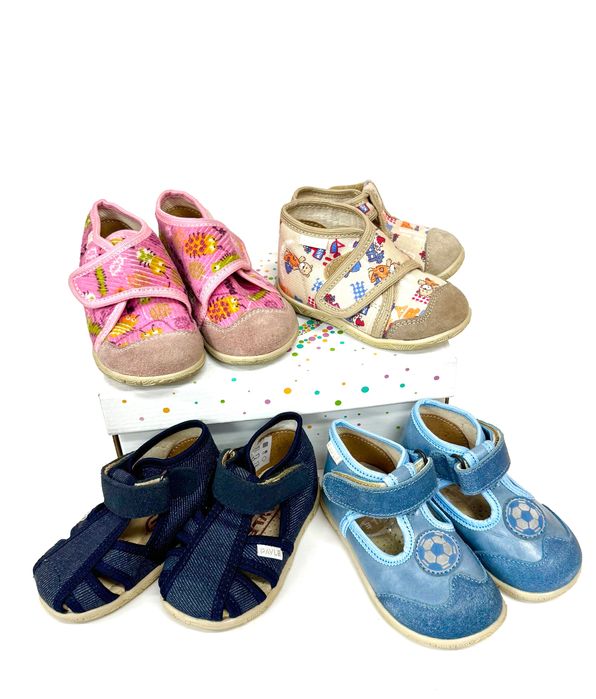 Детски обувки, сандали, боти и пантофи на разпродажба от магазин.