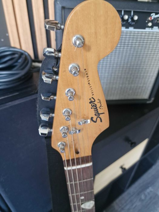 Комплект Електрическа китара Squier Stratocaster + Усилвател Fender Frontman 15G