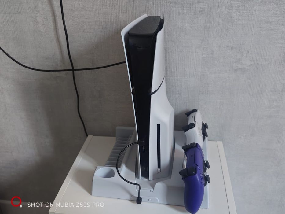 Продам PS5 Slim 1 тб