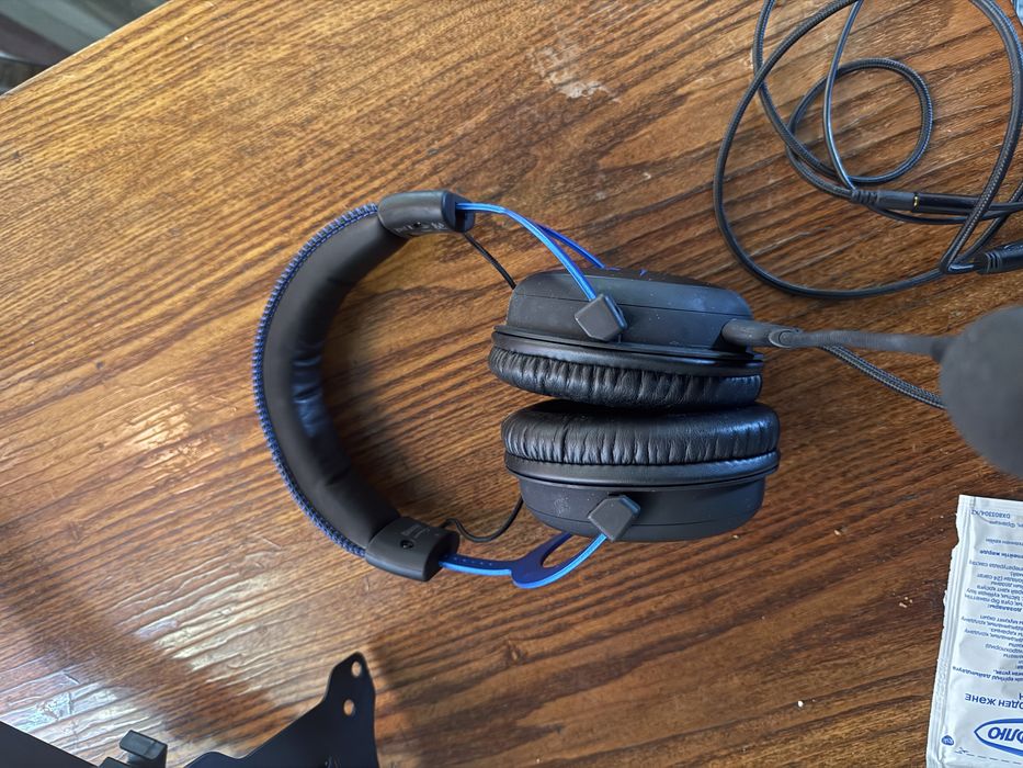 Продам нашник HyperX  и кронштеин удобный