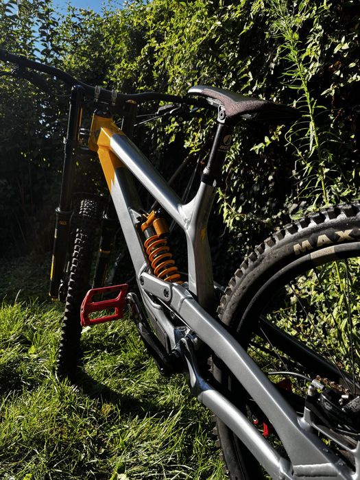 YT Tues Uncaged 11 (Ediție Limitată) – Suspensie Öhlins