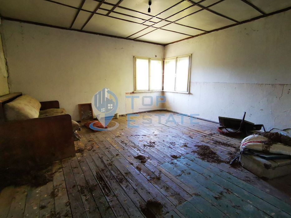 Двуетажна къща с голям двор в село Соколово, област Габрово