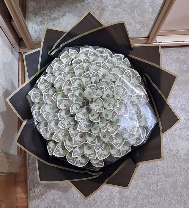 Букет из долларов. Денежный букет