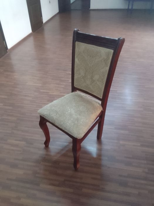Ishlatilgan yangidek stul sotiladi