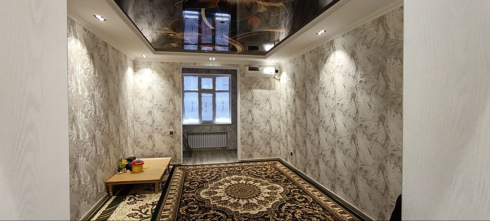 Срочно! В центре в 5-ом этаже 3-х комнатная квартира продаётся.