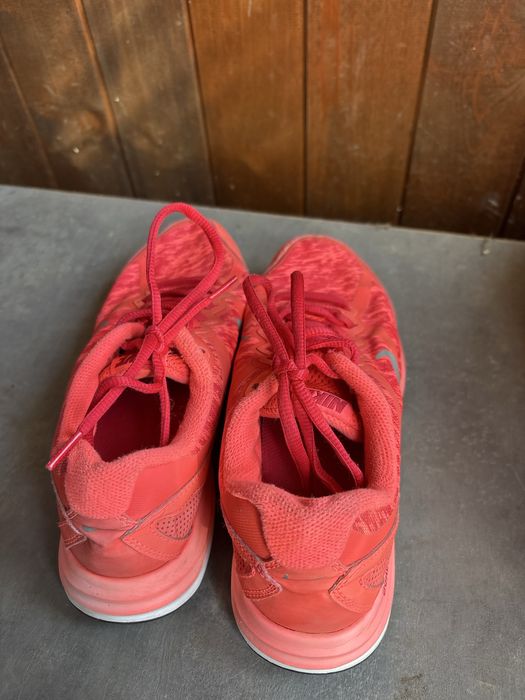 Обувки от плат Nike.