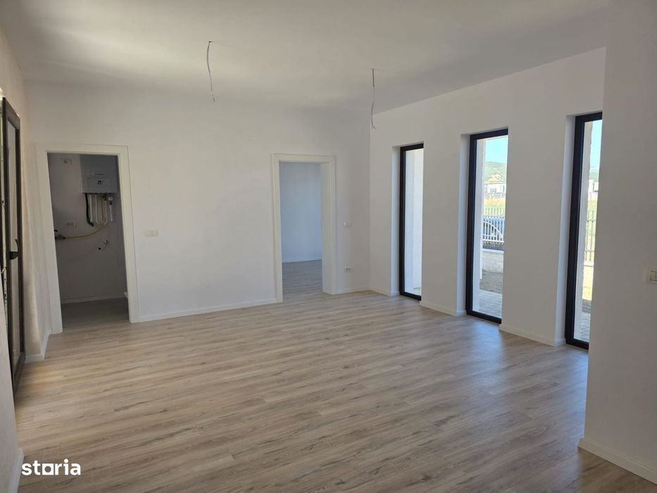 Casa individuala de tip P in suprafata de 90 mp. si teren 370 mp., Alb