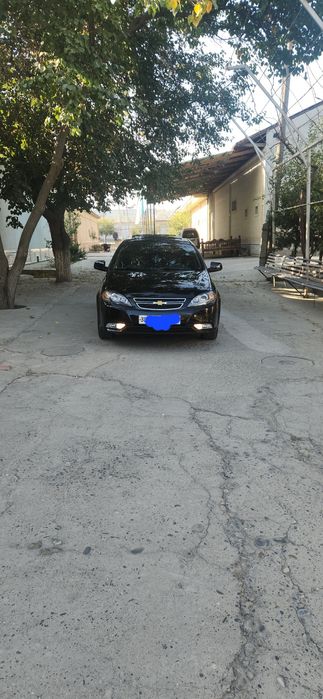 Jentra qora turgan moshina