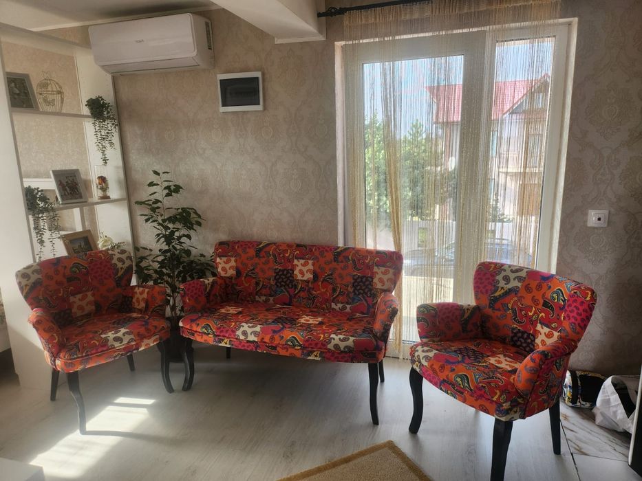 Vând Set Canapea Cu Doua Fotolii Tip Cocktail