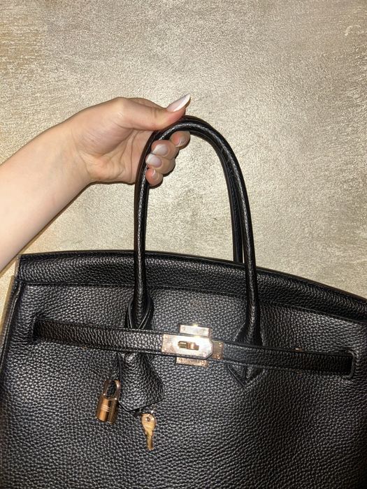 Geanta Birkin de mană