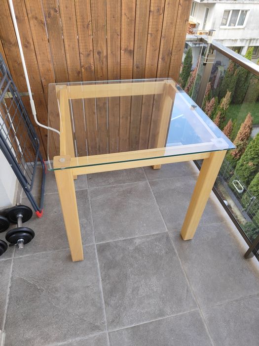 Vând masa cu blat de sticla securizata și suport din lemn masiv