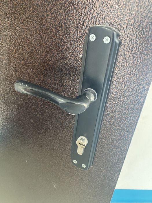 Наружная дверь продается