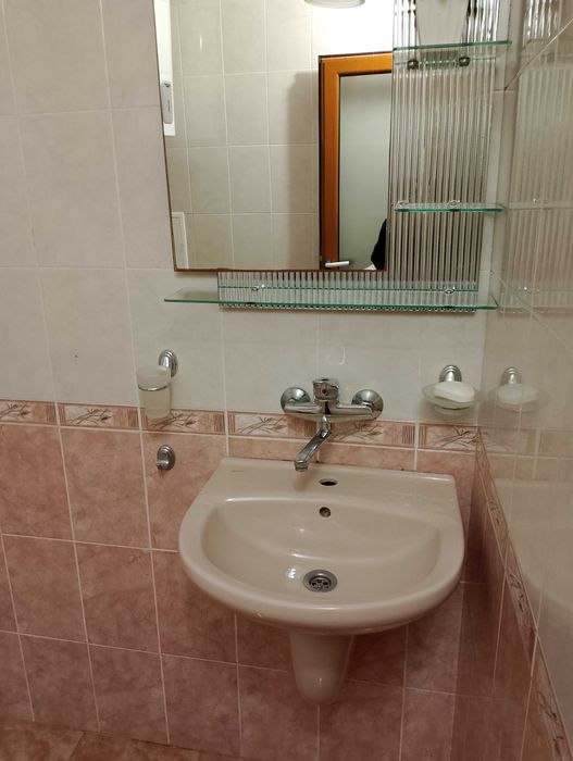 Дава под наем малък 2 стаен апартамент в гр.Бургас жк.Възраждане