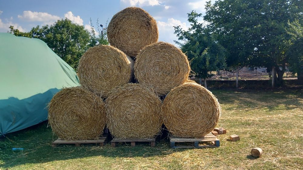 Продавам бали сено и слама