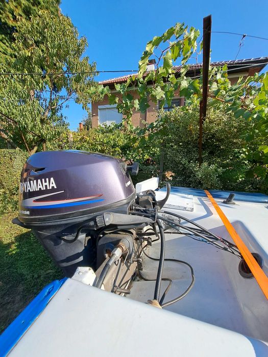 Лодка за риболов и разходка - тримаран, върви с мотор и колесар.