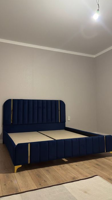 кровать двуспальная,