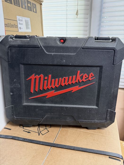 MILWAUKEE  Masina pentru expandat Cu acumulator - echipat