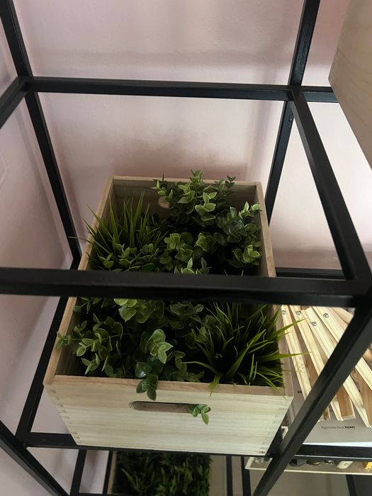 метален стелаж с дървени касетки и изкуствена растителност