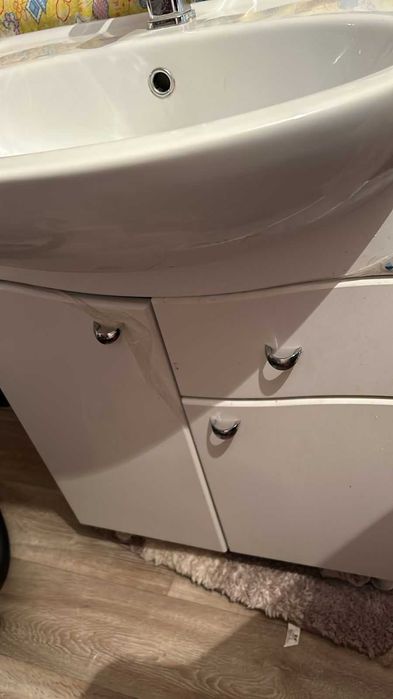 Раковина с тумбой и зеркалом