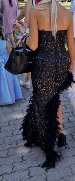 Официална черна рокля с естествени пера