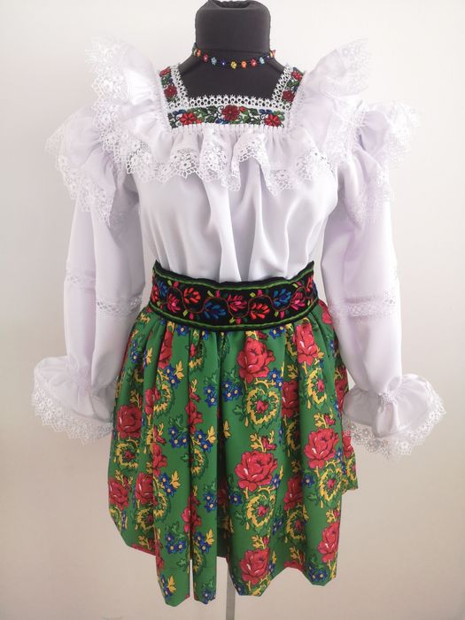 Costum  popular din maramures pentru femei