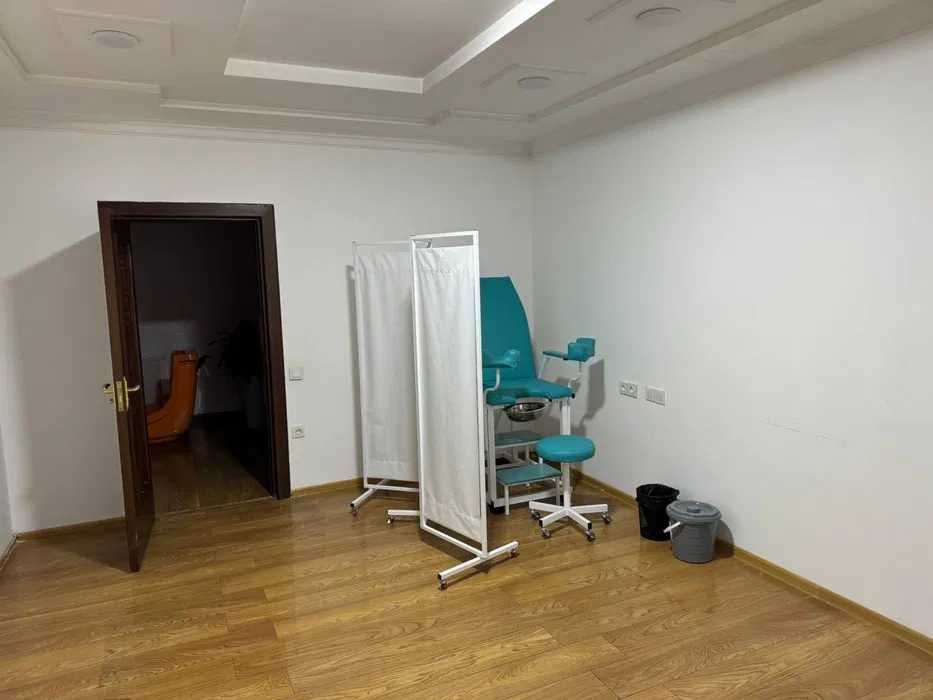 Сдаётся помещение 210 кв.м. под аптеку, кафе или офис, первый этаж