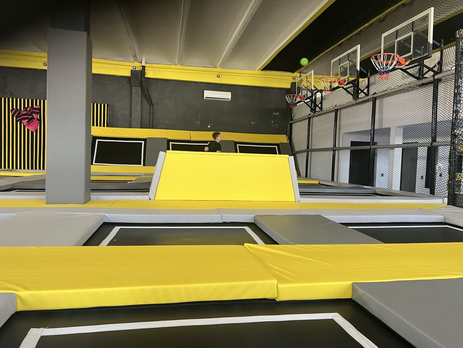 Loc de joaca / Parc de trambuline