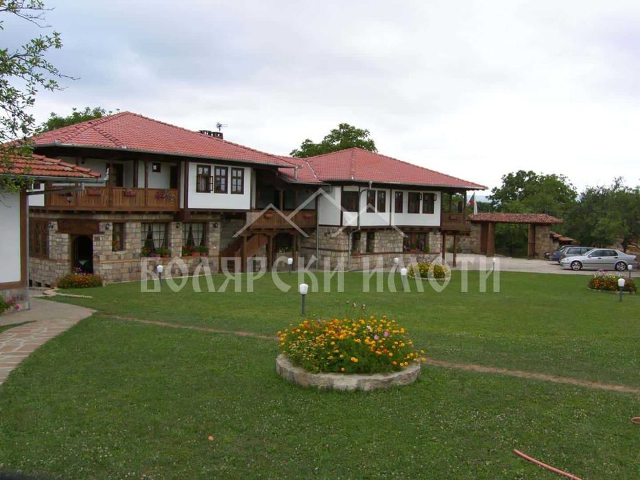 Продава се Хотел в Елена - 1285 кв.м за 779 €/кв.м - Снимка #1