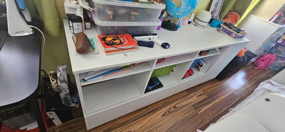 Продавам бял шкаф/скрин