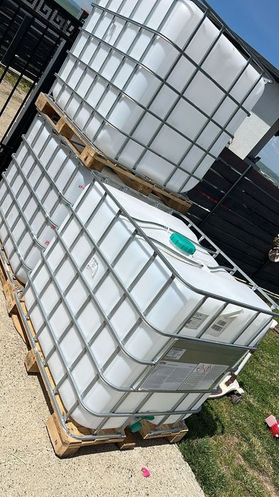 De vânzare rezervor plastic cu cadru metalic,palet din lemn , plastic, fier!