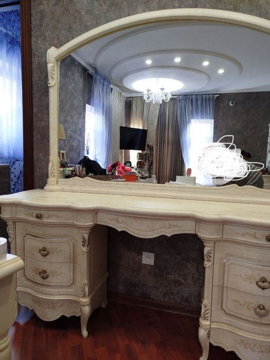 Продается новая итальянская мебель для спальни.