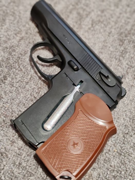 Продава се Airsoft пистолет с CO2 газ.