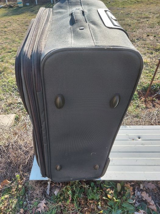 Куфар с колела и дръжка