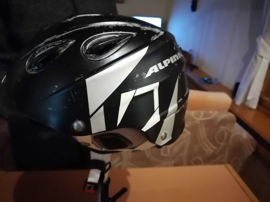 Скиорски каска и очила