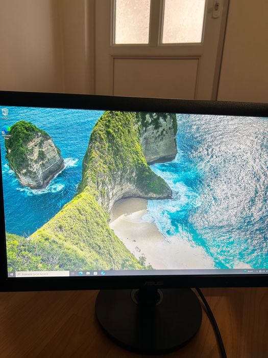 Настолен компютър с монитор