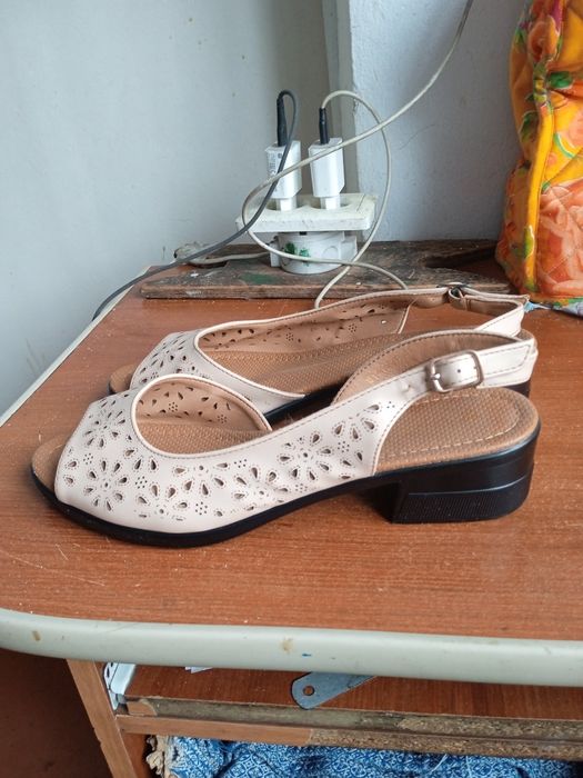 Продам босоножки