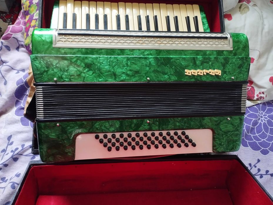 Vând sau schimb acordeon Balada 1980