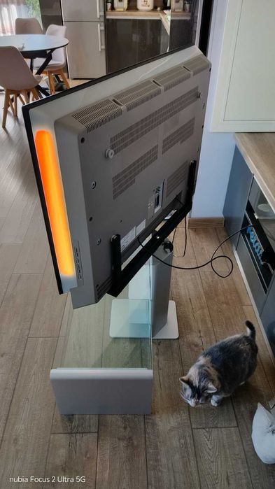 Телевизор Philips 37" със стойка за под