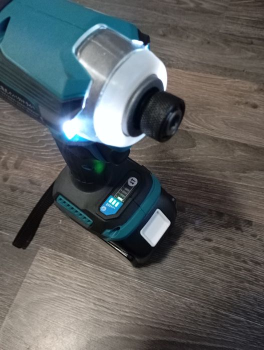 Autofiletanta impact Makita DTD 171 cu baterie de 6 A