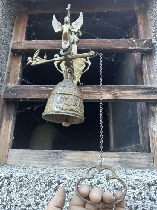 Старинна френска камбана с ангелче - красива декорация за входна врата